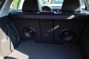 چطور با بلندگو بیضی، سیستم صوتی فابریک ماشین را ارتقا بدهیم؟